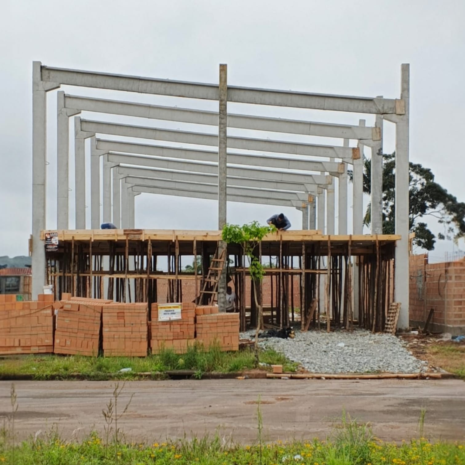 Construção Pré-Moldada com Estrutura Metálica